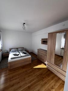 Łóżko lub łóżka w pokoju w obiekcie Centrum Noclegi