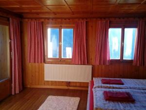een slaapkamer met 2 bedden en 2 ramen bij Alpine Vacation Home in Schruns