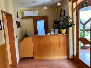 una habitación con una sala de espera con un doctoracista en Mini Hotel, en Škofja Loka