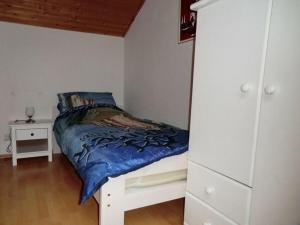 um quarto com uma cama com um edredão azul em Lütje Carolinensiel Harlesiel em Carolinensiel