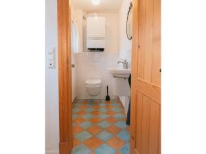 un bagno con un water e un lavandino di Country house with garden near Greetsiel a Hinte