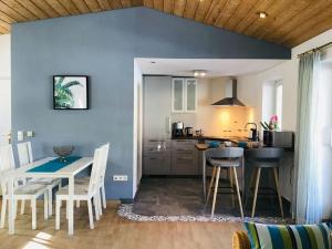 cocina y comedor con mesa y sillas en Vakantieappartement en Berchtesgaden