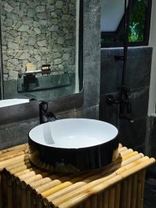 La salle de bains est pourvue d'un lavabo noir et blanc. dans l'établissement Family Land Camping Resort, à Vang Vieng