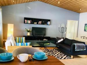 ein Wohnzimmer mit einem Sofa und einem Tisch in der Unterkunft Vakantieappartement in Berchtesgaden