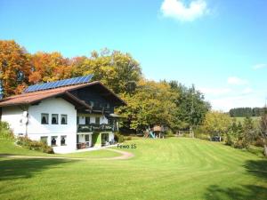 uma casa com painéis solares do lado de um verde em Holiday apartment 1S oak grove em Lindberg