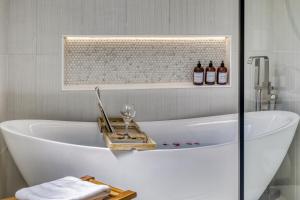 un bagno con vasca e 2 bottiglie di vino di Zen Haus, Spacious Retreat, luxury, near UO a Eugene Altre 44 foto
