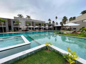 una gran piscina frente a un edificio en Refúgio em Condomínio Resort na Rota dos Milagres en Pôrto de Pedras