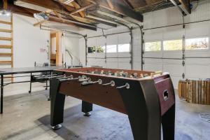 una stanza con tavolo da biliardo e da ping pong di Zen Haus, Spacious Retreat, luxury, near UO a Eugene