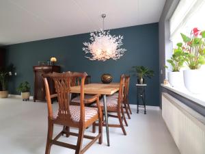 Khu vực ghế ngồi tại Holiday home with spacious enclosed garden