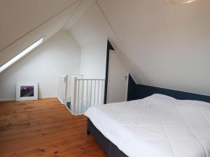 Giường trong phòng chung tại Holiday home with spacious enclosed garden