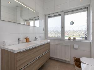 Et badeværelse på Holiday Home in Nieuwvliet near the Beach + 32 billeder