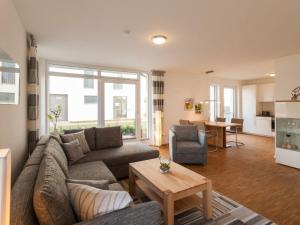 een woonkamer met een bank en een tafel bij Dunes Resort Apartment 1 05 in Binz