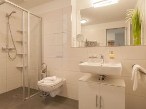 een badkamer met een toilet, een wastafel en een douche bij Dunes Resort Apartment 1 05 in Binz +18 foto's