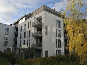 een wit gebouw met balkons aan de zijkant bij Dunes Resort Apartment 1 05 in Binz