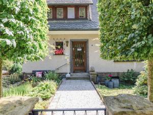 Casa con puerta de madera y porche en Country House Mettenberg en Eslohe