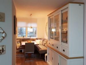 una sala de estar con un sofá y una mesa en Villa Sonnenschein, en Makkum