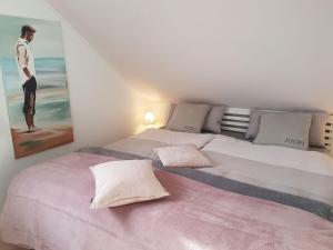 Un dormitorio con dos camas y un cuadro en la pared. en Villa Sonnenschein, en Makkum 32 fotos más