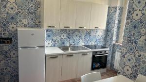a small kitchen with a refrigerator and a sink at Il porto di Iskra in Vasto