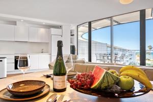Kuchyň nebo kuchyňský kout v ubytování Denia Beach penthouse met zeezicht aan het strand