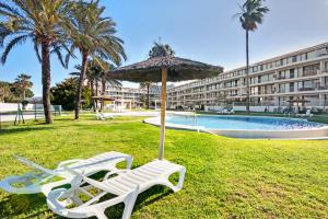 Bazén v ubytování Denia Beach penthouse met zeezicht aan het strand nebo v jeho okolí