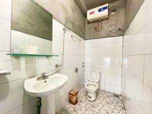 My's Homestay sapa في سابا: حمام أبيض مع حوض ومرحاض