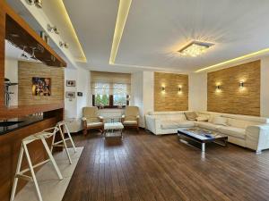 ein Wohnzimmer mit Sofa und Tisch in der Unterkunft Dom z Basenem i Sauna Zewnętrzna in Jaszkotle