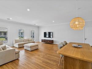 un soggiorno con un tavolo e una sala da pranzo di Hampton Retreat a Yarrawonga
