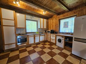 Küche/Küchenzeile in der Unterkunft Ferienhaus "BASTEK1" am See mit Kamin & WLAN - Domek Letniskowy BASTEK