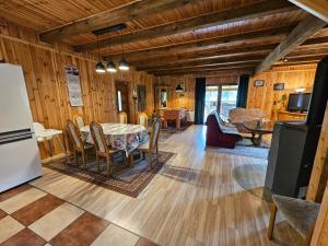 Küche/Küchenzeile in der Unterkunft Ferienhaus "BASTEK1" am See mit Kamin & WLAN - Domek Letniskowy BASTEK