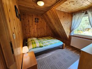 Ein Bett oder Betten in einem Zimmer der Unterkunft Ferienhaus "BASTEK1" am See mit Kamin & WLAN - Domek Letniskowy BASTEK