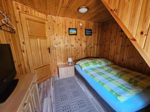 Ein Bett oder Betten in einem Zimmer der Unterkunft Ferienhaus "BASTEK1" am See mit Kamin & WLAN - Domek Letniskowy BASTEK