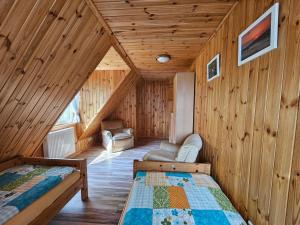 Ein Bett oder Betten in einem Zimmer der Unterkunft Ferienhaus "BASTEK1" am See mit Kamin & WLAN - Domek Letniskowy BASTEK