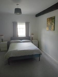 um quarto com uma cama e uma janela em Apartment in Historic Mill, near Dover Port em Kent