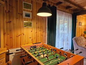 Eine Spielezimmer in der Unterkunft Ferienhaus "BASTEK1" am See mit Kamin & WLAN - Domek Letniskowy BASTEK