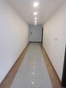 um quarto vazio com paredes brancas e um corredor em Hotel Alakhraj Palace em Hazārībāg