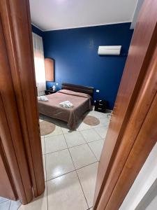 カターニアにあるSweet Homeの青い壁のベッドルーム1室(ベッド1台付)