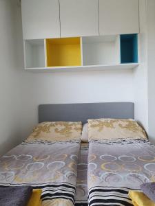1 cama con 2 almohadas en una habitación en 3 Zimmer Wohnung, en Maria Lanzendorf