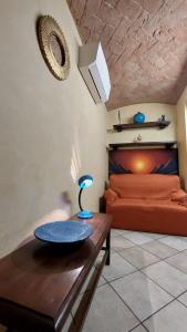 um quarto com uma cama e uma mesa com um candeeiro em Il Gioiellino di Modena - Elegant Apartment[☆☆☆☆☆] em Modena