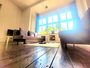 a living room with two couches and a large window at Get-your-flat - traumhafte Architekten-Wohnung Kaiserviertel Innenstadt 110m2 Haustier auf Anfrage - TOP in Dortmund