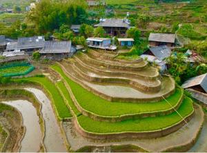 薩帕的住宿－My's Homestay sapa，享有村庄空中美景,设有梯田