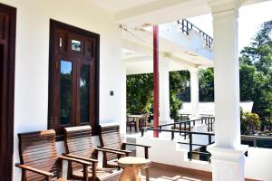 ヒッカドゥワにあるVilla Seleena Palaceのポーチ(椅子2脚、テーブル付)
