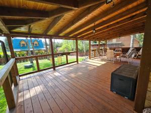Ein Balkon oder eine Terrasse in der Unterkunft Ferienhaus "BASTEK1" am See mit Kamin & WLAN - Domek Letniskowy BASTEK