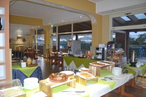 una stanza con tavoli con sopra del cibo di Hotel Azzurro a L'Aquila