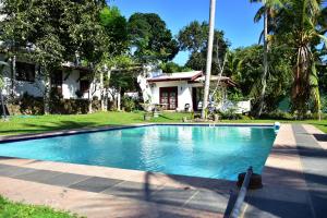 ヒッカドゥワにあるVilla Seleena Palaceの家の前のプール