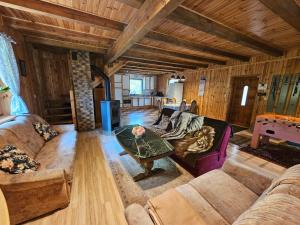 Ein Sitzbereich in der Unterkunft Ferienhaus "BASTEK1" am See mit Kamin & WLAN - Domek Letniskowy BASTEK
