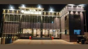 un edificio con luces de Navidad delante de él en Hotel Alakhraj Palace en Hazārībāg