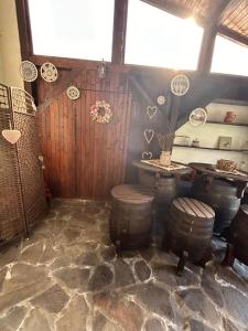 una sala de cata de vinos con barriles y una mesa en Vik's Home, en Sighişoara