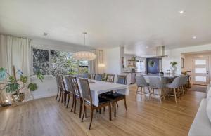 una sala da pranzo e una cucina con tavolo e sedie di Zen Haus, Spacious Retreat, luxury, near UO a Eugene