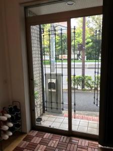 una puerta de cristal abierta con vistas a la calle en Good Space Hotel Yoyogi, en Tokio