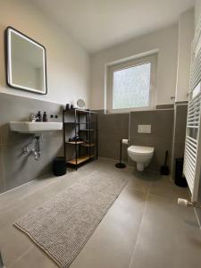 uma casa de banho com um lavatório e um WC em 2Br freeParking DUS Airp DUS Ess NTFLX em Wuppertal